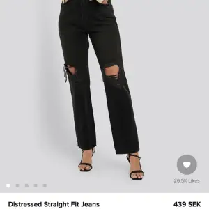 Svarta jeans med slitningar från nakd! Sparsamt använda och säljer då de inte används!🫶🏼 180kr+frakt
