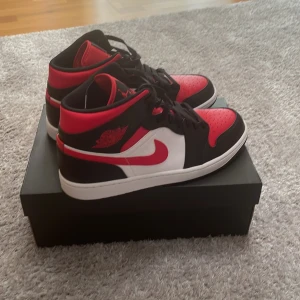 Jordans 1s - Sääljer ett par endast prövade Jordan 1s strlk 45,5 i röd, svart och vit,(bredtoe) skorna är inte ett alternativ för mig då jag är plattfotad vilket hindrad mig från att ha denna typen av skor. Original kartong medföljer, köptes online på hemsidan (Size?)