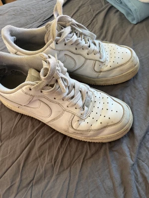 Air force 1  - Storlek: 42 Skick: 4/10, kan bli 5-6/10 med en bra tvätt.   Skriv vid frågor eller mer bilder. Kan gå ner lite i pris vid snabb affär!