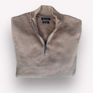Säljer nu denna Massimo Dutti ull & cashmere mix halfzip. Tröjan sitter som en L/M och är i nyskick. Säljer den nu för 399