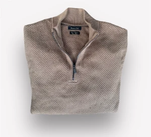 Massimo Dutti kashmir halfzip - Säljer nu denna Massimo Dutti ull & cashmere mix halfzip. Tröjan sitter som en L/M och är i nyskick. Säljer den nu för 399