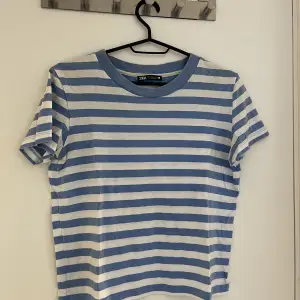 Randig t-shirt från Zara i storlek S! Använd men fortfarande i gott skick🩵