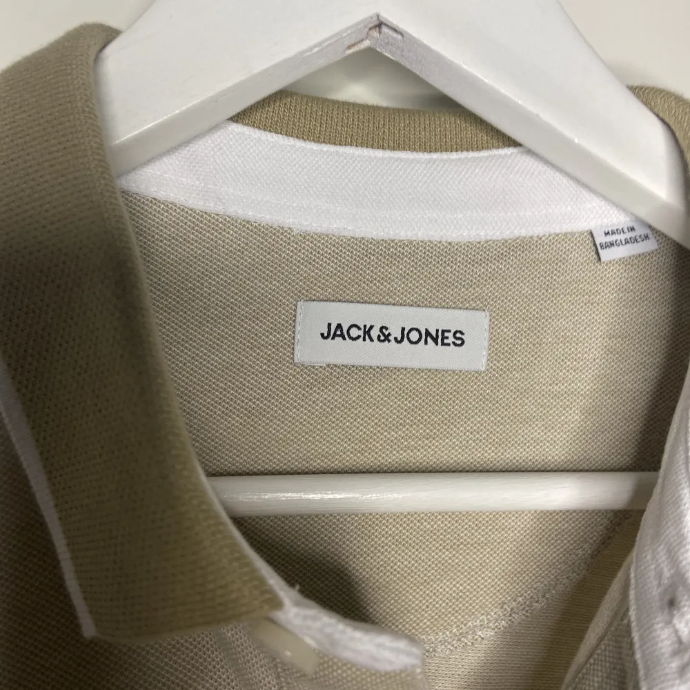 Tja! Säljer den här feta piken från Jack and Jones. Passar perfekt nu till sommarn och använd bara 1 gång! Skriv om du undrar över nått!. T-shirts.