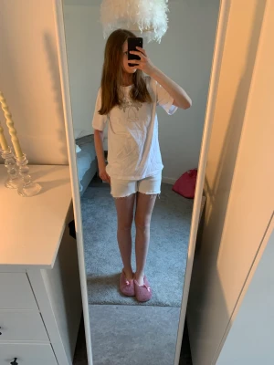 T-shirt - En fin vit t-shirt ifrån lager157💕