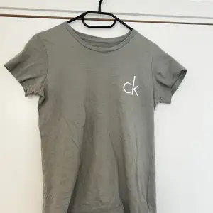 Grå tshirt från Calvin Klein