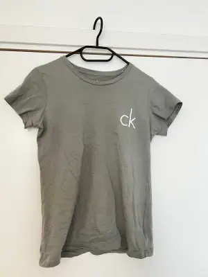 Grå tshirt från Calvin Klein