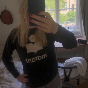 Isabel marant tröja  - Säljer min unika marant tröja!! Den har en liten deffekt på märket men inget man tänker på och man ser det bara på nära håll men därav priset då nypris var 2800❤️