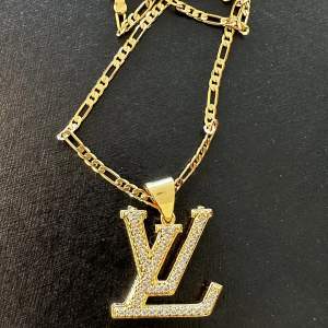 Säljer ett jättefint och helt nytt LV halsband, 18 K guldpläterad.  Kedjan är 55 cm och 2 mm bred. Smycket är 3 cm lång. Pris endast 200 kr💗