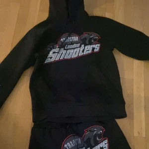 Trapstar Tracksuit - Säljer Trapstar Tracksuit shooters storlek S! 1300 kr