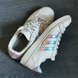 Jättehäftiga adidas sneakers som lyfter alla outfits!  Strecken och detaljerna är snygga i skiftande mellan rosa, lila, blå osv.  Lite dåliga i vänster fot fram. Syns på sista bilden. Annars är de hela.  1200kr köpta på adidas hemsida, digitalt kvitto .