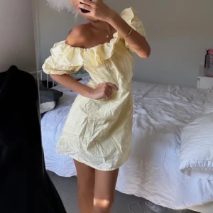 H&M klänning - Så fin sommarklänning i linne från H&M!💓💓 Köparen står för frakt🫶🏼🫶🏼