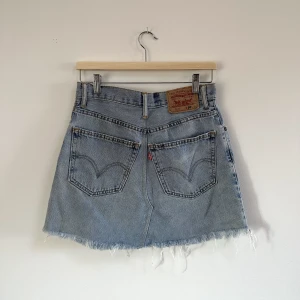 Vintage levis jeanskjol  - Jeanskjol från Levis. Snyggt sliten. Passar storlek S/M.