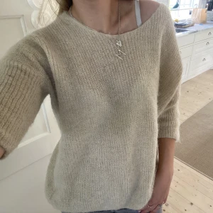 Stickad t-shirt - As snygg stickad t-shirt så fin till sommaren!! Strl Xs men större i storleken så passar även S och M