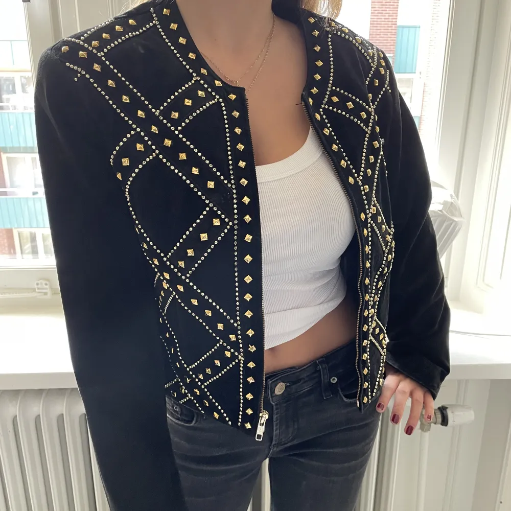 Jätte cool svart mocka jacka med guldiga detaljer från apart fashion, aldrig använd! Köpt för 2000kr på en second hand affär💖. Jackor.