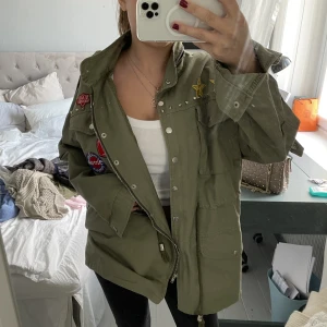 Militär jacka - Jätte cool jacka i militär grön färg med massa najs detaljer! Köpte för ca ett år sen på en second hand affär för 700kr💕