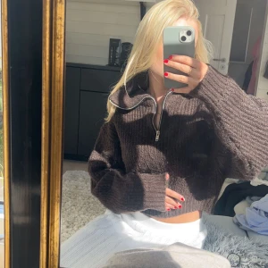 Stickad tröja  - Fin brun stickad tröja från Gina Tricot! Använd ett fåtal gånger och är i fint skick, skriv vid intresse😊