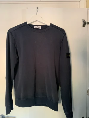 Stone island tröja - Säljer en stone island tröja i storleken 176 men passar även xs. Självklart är tröjan äkta och det är bara att skriva vid fler funderingar 