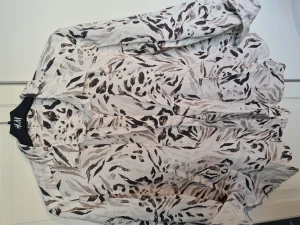 Marks&Spencer linné skjorta  - M&S linnésljorta djurmönstrad strl M/L använd lit. Fin skick.