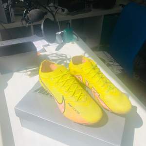 Nike mercurial vapor 15 elite     Storlek 42,5                               Nypris: 3049                                Med låda ingen påse                  Pris kan sänkas vid snabb affär