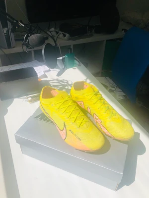 Nike fotbollsskor  - Nike mercurial vapor 15 elite     Storlek 42,5                               Nypris: 3049                                Med låda ingen påse                  Pris kan sänkas vid snabb affär