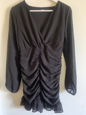 Klänning  - Svart klänning från bikbok, aldrig använd storlek s