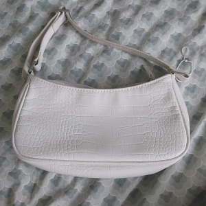 Handväska - Superfin vit väska i bra skick säljer pga av att den inte riktigt är min stil.💗 pris 90 kr
