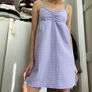 H&M klänning - Säljer min så fina populära klänning från H&M, den är i strl L men sitter jättebra på mig som vanligtvis brukar ha xs💞