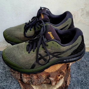 Asics gel cumulus 22 GTX goretex - storlek 42,5 - The GEL-CUMULUS® 22 G-TX running shoe is a recommended choice for neutral runners who want a soft and flexible everyday trainer with a great fit. This version features a bootie construction with GORE-TEX™ paneling to helps prevent rain and snow.