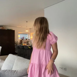 Klänning  - Jätte fin rosa klänning med puffärmar. Jag köpte den på plick för några månader sen men den var för liten för mig tyvärr. Super söt klänning med knyten i ryggen❤️ Pris kan diskuteras!❤️