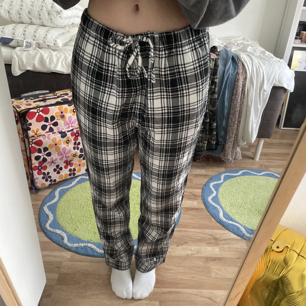 Svartvita pyjamasbyxor från HM, jag är 175 💓. Jeans & Byxor.