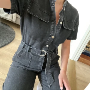 Jumpsuit i jeans - Cool jumpsuit från Only i storlek S, har sytt in benen lite samt gjort den längre i benen (jag är 172cm) 🧡 använd 2 gånger