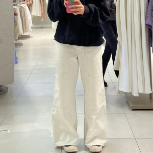Jeans - Så fina low waist jeans i vit förg