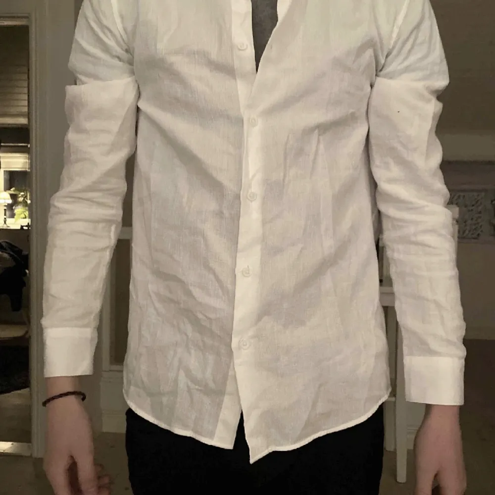 Säljer min vita linne skjorta. Skjortan har inga fel på sig och är helt ren. Tar även byten🙌. Skjortor.