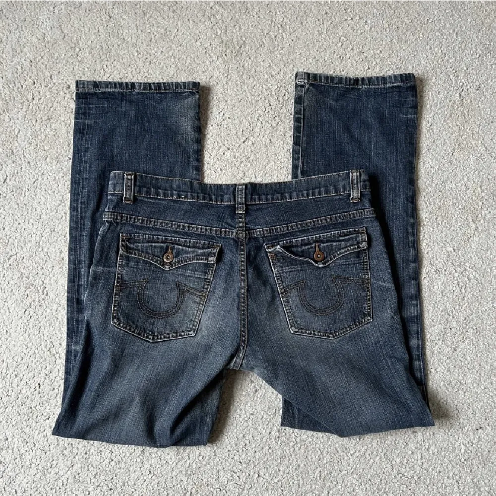 säljer dessa snygga low waist jeansen i storlek 44 men de passar en m. jag har i vanliga fall 38/36 i jeans ☺️. Jeans & Byxor.