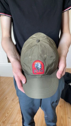 Parajumper keps - Hej säljer min parajumper keps då den inte passar min stil riktigt