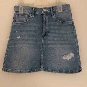 En fin jeans kjol från H&M. Storlek 152. Fick den och säljer pågrund av att den är för liten! Den är inte använd en ända gång