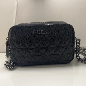Guess väska  - super snygg väska, helt ny och oanvänd. Pris kan diskuteras 