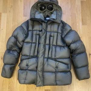 C.P Company jacka - tja! säljer denna överdjuriga jackan. den är perfekt på alla sätt, varm snygg och trevlig färg. en riktigt go pjäs till vintern. knappast använd då den hängt i garderoben mestadels 