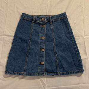 Säljer en jättefin jeans kjol från H&M. Kjolen är i storlek 32 och är endast anstånd ett fåtal gånger. 