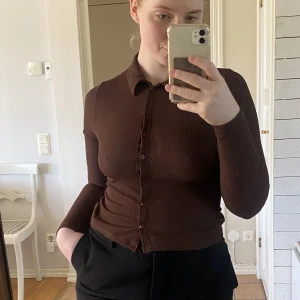 Blus Nelly trend - Brun blus från Nelly trend i storlek M. Snygg passform, säljes endast pga jag inte har samma storlek längre.