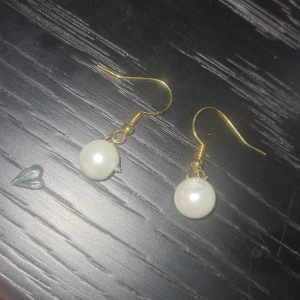 Finna örhängen med en vit pärla. Och ett väldigt bra material köp görna. Om ni vill se mer saker och priser på varaor så kan ni söka på vår hemsida MHL på plik. Hoppas ni gillar det. - Bra örhengen för dig. Bra material