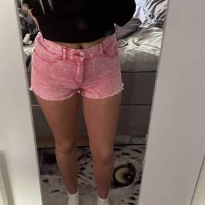 Beskväma och snygga rosa shorts. Är storlek M men passar S också💕nästan aldrig använd så är i väldigt fint skick, köparen står för frakten!