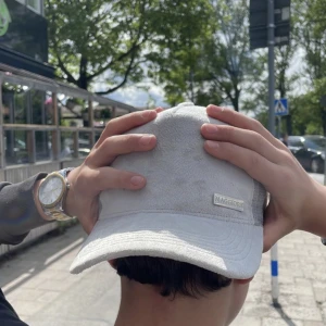 MAGGIORE KEPS LJUS GRÅ VELVETKEPS LIMITED EDITION - Säljer min MAGGIORE keps som har använts i 1 vecka men som inte faller mig i smaken, Det är en fantastisk skön keps och har inga skador eller smuts 