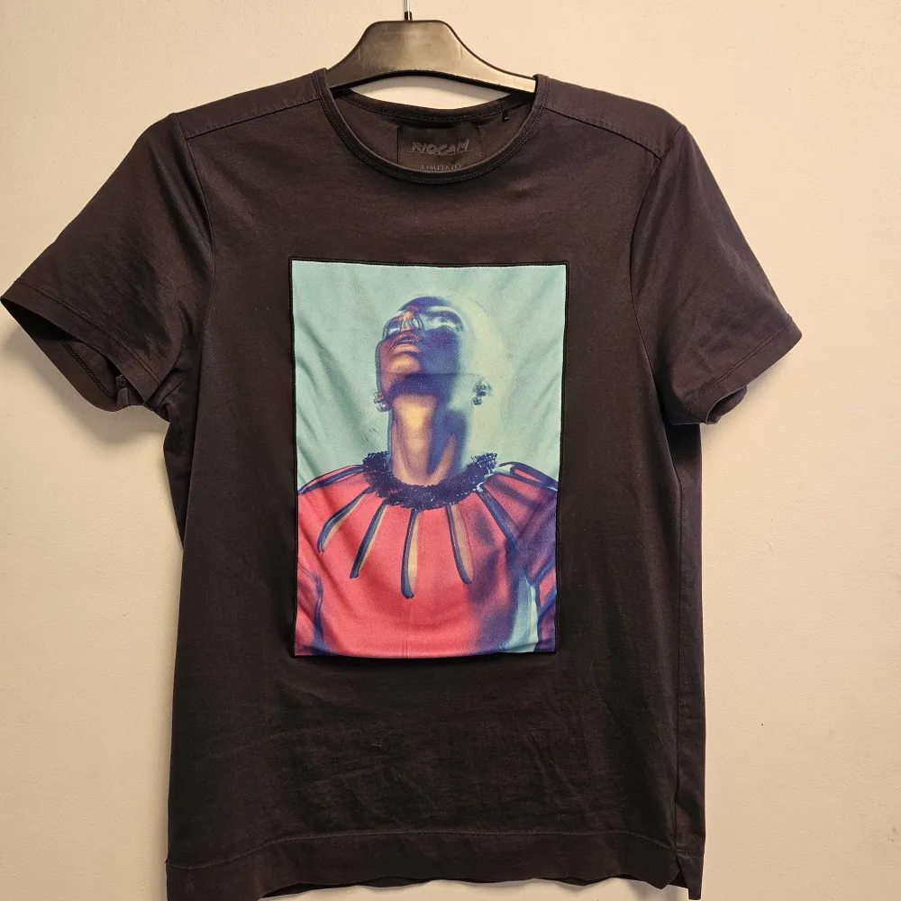 En limitato t-shirt riocam Köpte den av en annan kille men allt og följde med, nypris 1800kr. T-shirts.