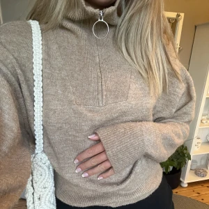 Stickad tröja  - Stickad tröja med zip i halsen storlek s