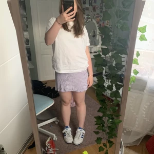 Lila kjol - Så himla gullig lila kjol som är perfekt till sommaren😍💜på bilden är den lite skrynklig men kommer stryka den innan den postas❤️