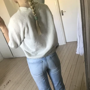 Zara jeans  - Säljer mina jättefina zarajeans💙💙 Ljusblåa så jättefina nu till sommaren när man blir brun!! Mid/lowaist och sitter jättebra i längden för mig som är runt 166👏🏼 Helt slutsålda på zaras hemsida! 