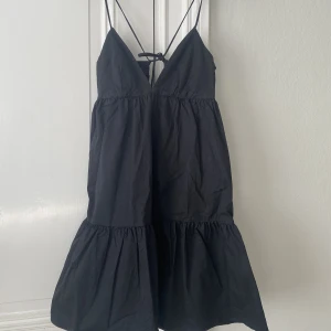 Zara klänning  - Säljer denna jättefina klänning från zara. Den är använd ett fåtal gånger och är i nyskick. 