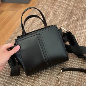 Zara väska  - Fint skick! Ingår två band ett med guldkedja och ett bredare 