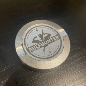 Milfhunter snusdosa  - Finns endast 50 exemplar och är  aldrig använd har bara legat i en låda Pris går att diskutera